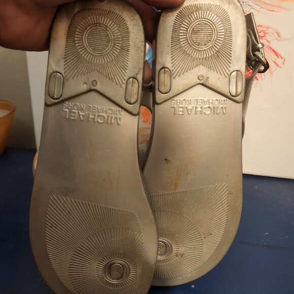 Wmn 6M MICHAEL KORS silver|gray pvc  jelly flat thong ankle strap|buckle sandal - Picture 2 of 9
